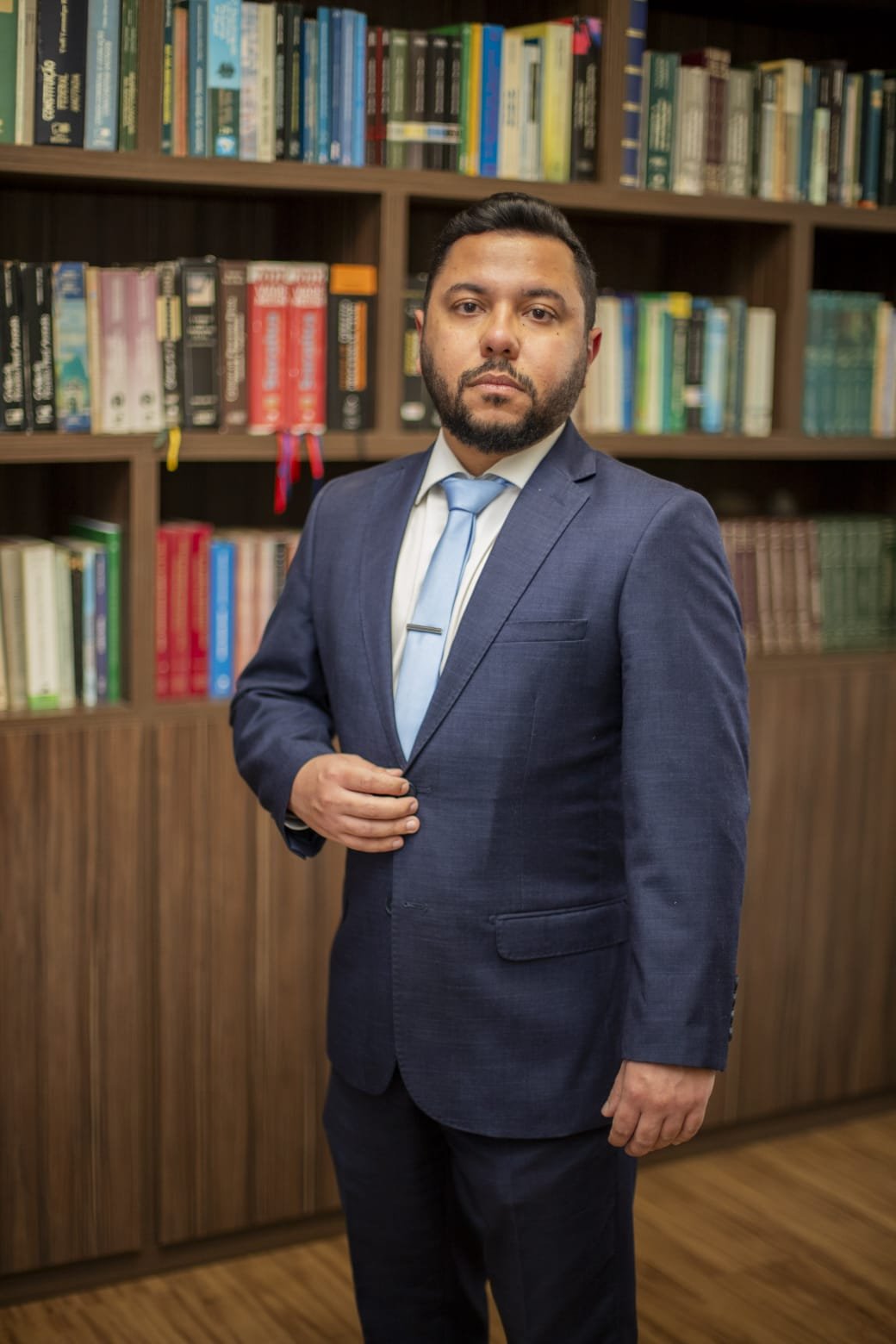 Dr. Henrique Antunes em seu escritório